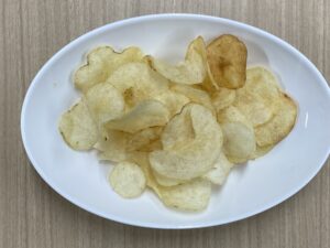 驚くほどスッキリ塩味 ポテトチップス うすしお味 セブン ローソン ファミマ コンビニ商品３社 比較食べ比べ コンビニ商品 ご飯を比較食べ比べ